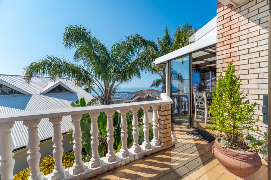 7 Bedroom Property for Sale in Wavecrest Eastern Cape